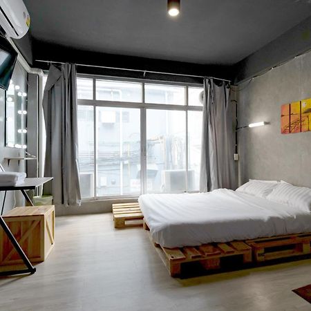The Beds Ever Hostel (Adults Only) Bangkok Exteriör bild