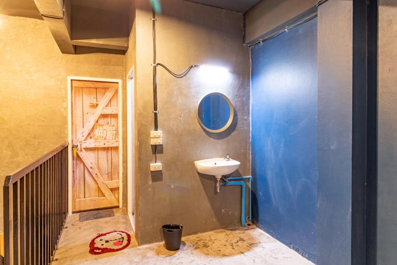 The Beds Ever Hostel (Adults Only) Bangkok Exteriör bild