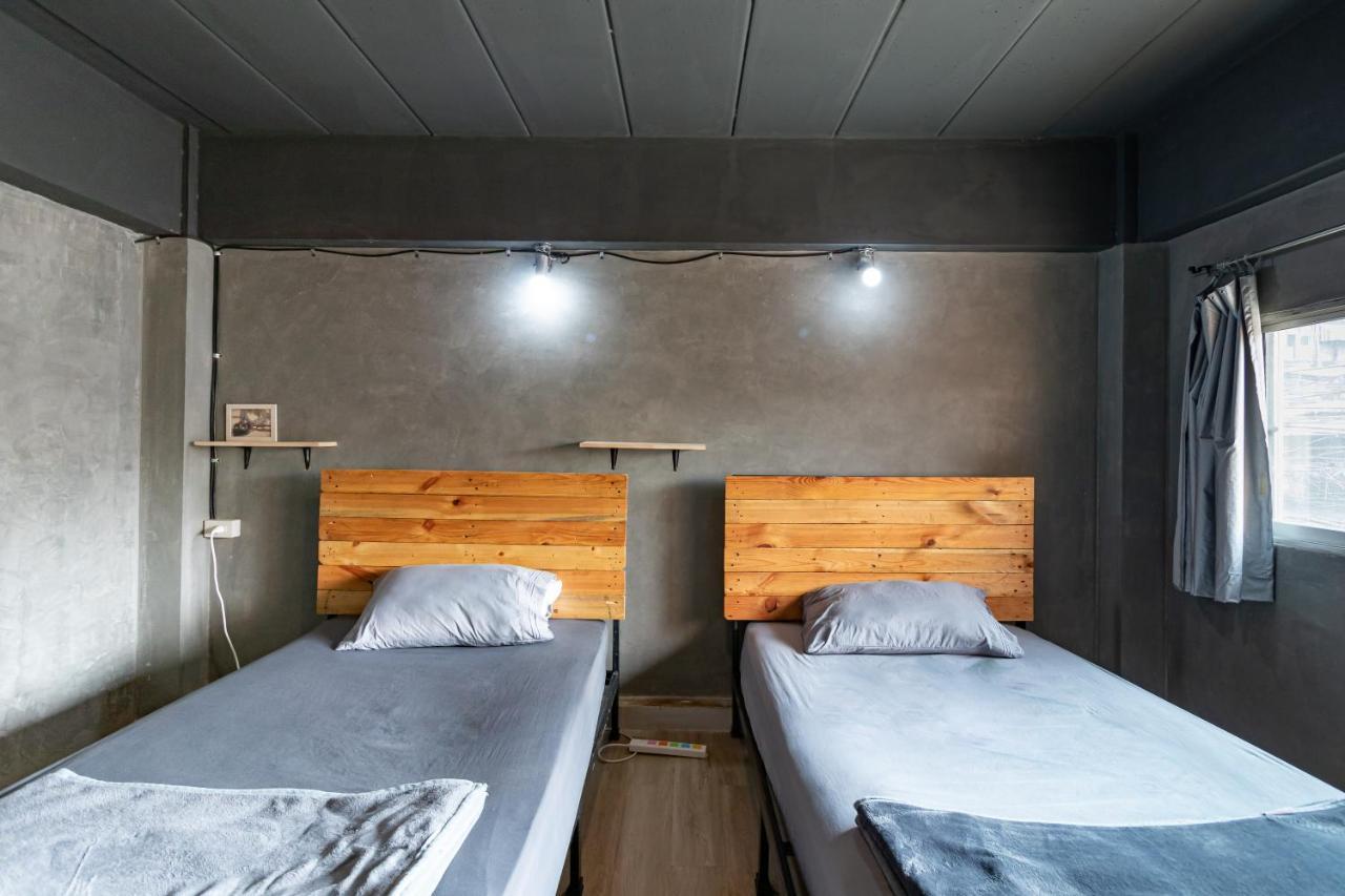 The Beds Ever Hostel (Adults Only) Bangkok Exteriör bild