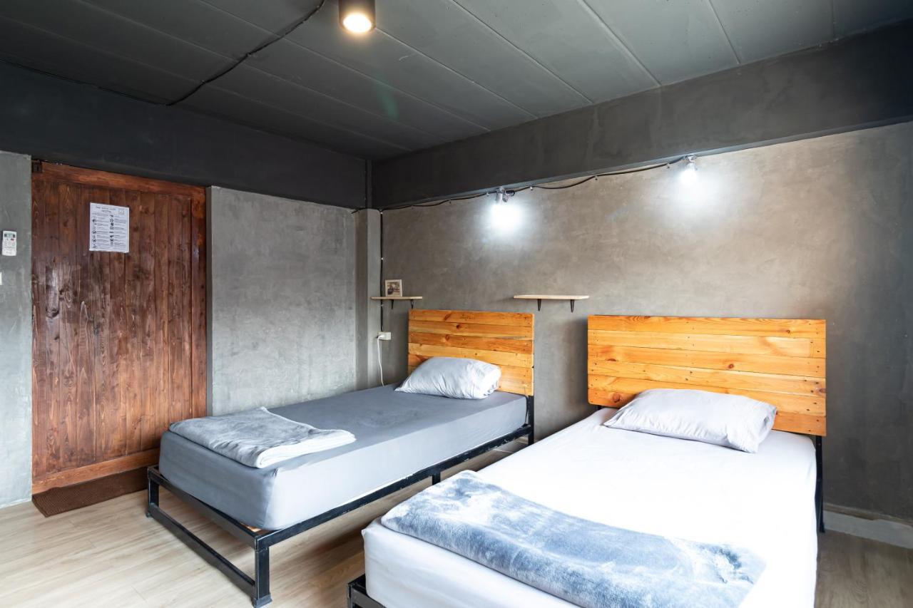 The Beds Ever Hostel (Adults Only) Bangkok Exteriör bild