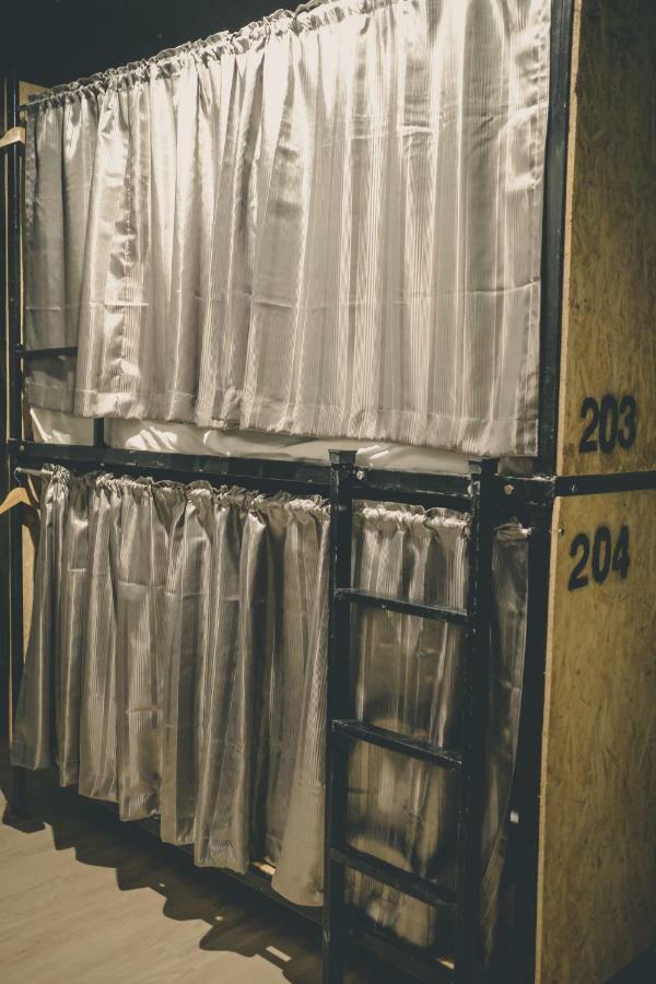 The Beds Ever Hostel (Adults Only) Bangkok Exteriör bild