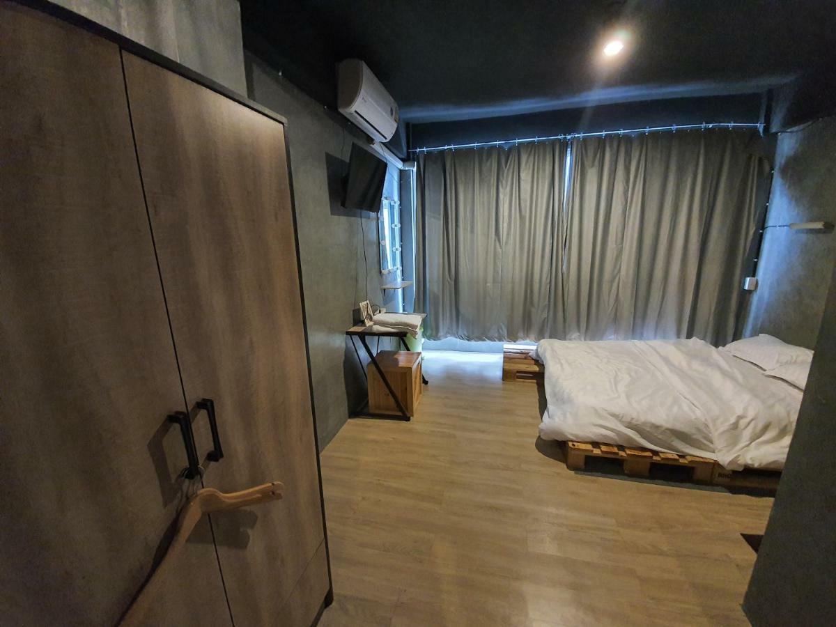 The Beds Ever Hostel (Adults Only) Bangkok Exteriör bild